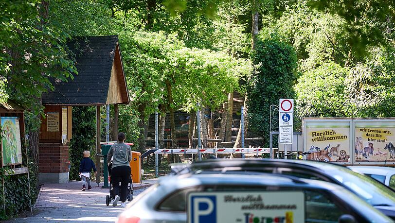 Der Eingang und Parkplatz zum Tierpark Nadermann im ostwestfälischen Delbrück. Hier hatte am Morgen ein Tiger eine Mitarbeiterin gebissen und verletzt.