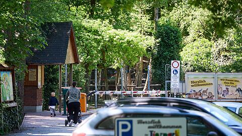 Der Eingang und Parkplatz zum Tierpark Nadermann im ostwestfälischen Delbrück. Hier hatte am Morgen ein Tiger eine Mitarbeiterin gebissen und verletzt.