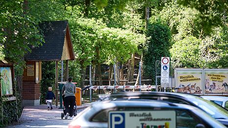 Der Eingang und Parkplatz zum Tierpark Nadermann im ostwestfälischen Delbrück. Hier hatte am Morgen ein Tiger eine Mitarbeiterin gebissen und verletzt.