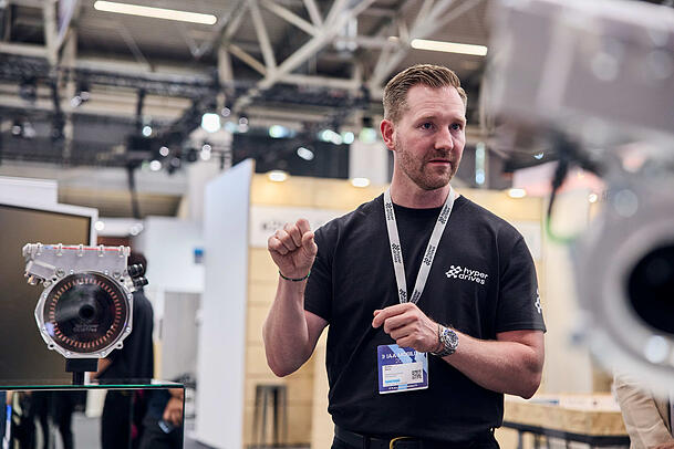 Robin Renz, Gründer des Münchner Start-ups "Hyperdrives", erklärt Anwesenden auf der IAA ihren innovativen Elektromotor. Junge Unternehmen sind wichtig für die Zukunft der Automobilindustrie. Robin Renz, Gründer des Münchner Start-ups "Hyperdrives", erklärt Anwesenden auf der IAA ihren innovativen Elektromotor. Junge Unternehmen sind wichtig für die Zukunft der Automobilindustrie.