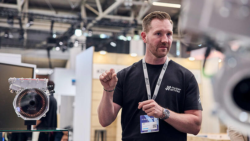 Robin Renz, Gründer des Münchner Start-ups "Hyperdrives", erklärt Anwesenden auf der IAA ihren innovativen Elektromotor. Junge Unternehmen sind wichtig für die Zukunft der Automobilindustrie. Robin Renz, Gründer des Münchner Start-ups "Hyperdrives", erklärt Anwesenden auf der IAA ihren innovativen Elektromotor. Junge Unternehmen sind wichtig für die Zukunft der Automobilindustrie.