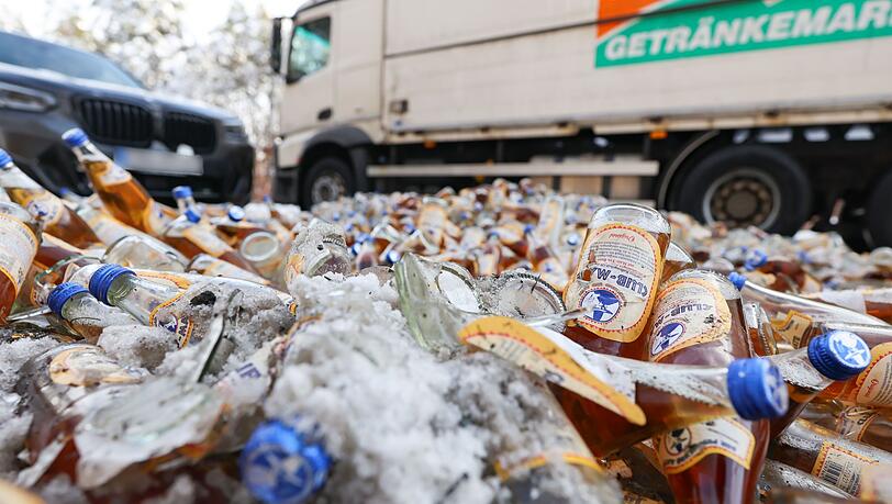 Die Bundesstra&szlig;e 470 war nach dem Unfall f&uuml;r die Bergung der Ladung gesperrt.