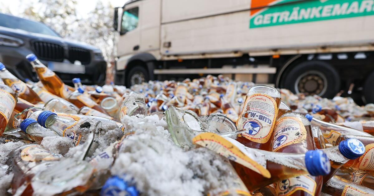 Lastwagen-verliert-rund-240-Getr-nkek-sten-auf-Bundesstra-e