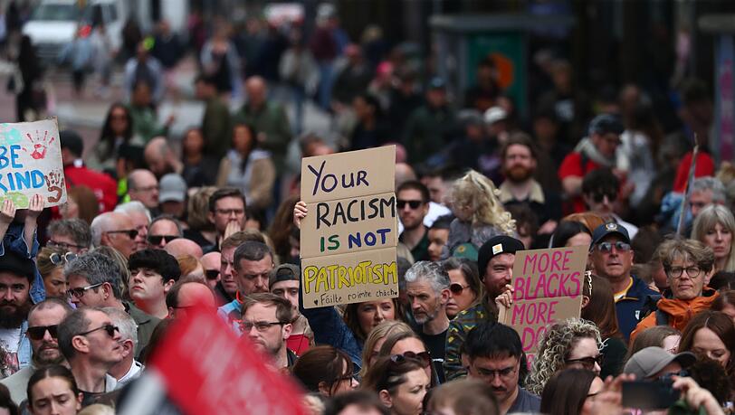 Tausende gingen nach Medienangaben gegen Rassismus auf die Straße. Tausende gingen nach Medienangaben gegen Rassismus auf die Straße.