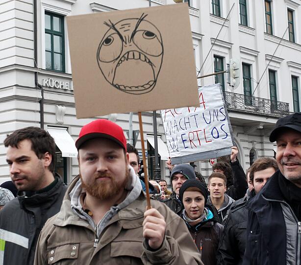 Affige Kostüme, witzige Plakate und viele Masken: Die Bilder von der Anti-ACTA-Demo in München
