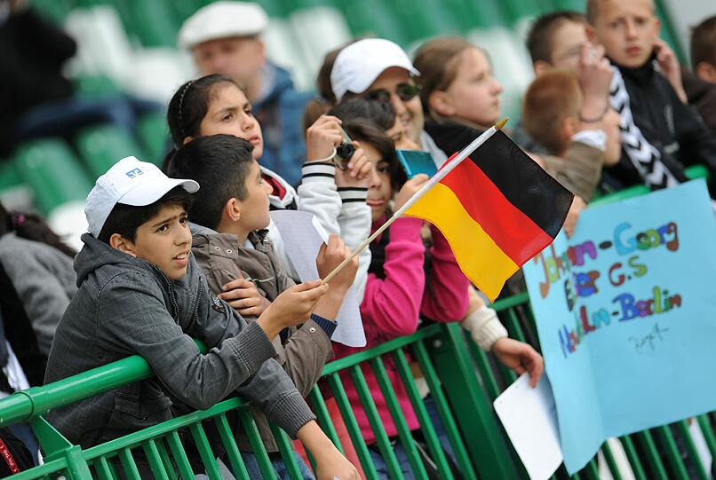 Die DFB-Elf trainiert im Lechia-Stadion und 11.000 Fans jubeln. Ein rauschender Empfang für Jogis Jungs. Die Bilder