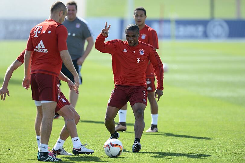 Gut gelaunt: Douglas Costa im Duell mit seinem Teamkollegen Arjen Robben.