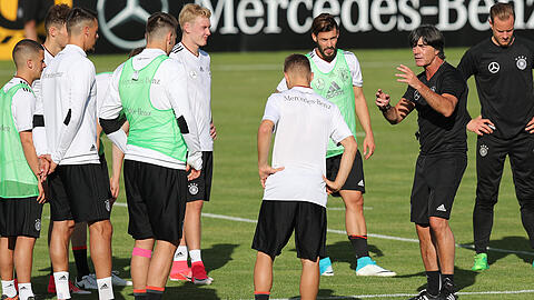 Bundestrainer Joachim Löw (rechts) mit den Nationalspielern beim Training in Herzogenaurach.