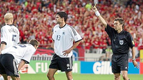 Die fatale Gelbe Karte von Schiri Urs Meier (r.) für Michael Ballack im WM-Halbfinale 2002, die diesen um die Teilnahme am Endspiel bringt.