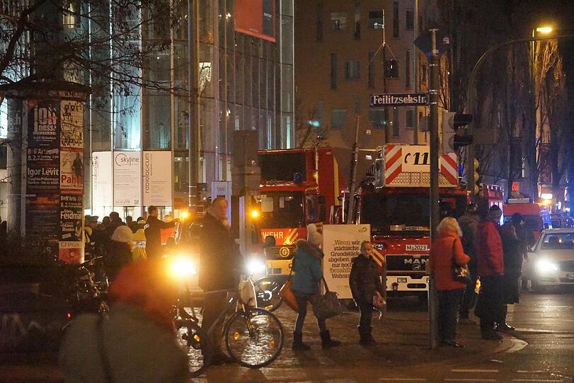 Bilder vom Polizei- und Feuerwehreinsatz an der Münchner Freiheit...