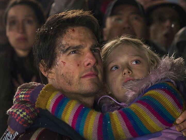 Ray Ferier (Tom Cruise, l.) versucht seine beiden Kinder (Dakota Fanning, r.) und Robbie vor Außerirdischen zu beschützen
