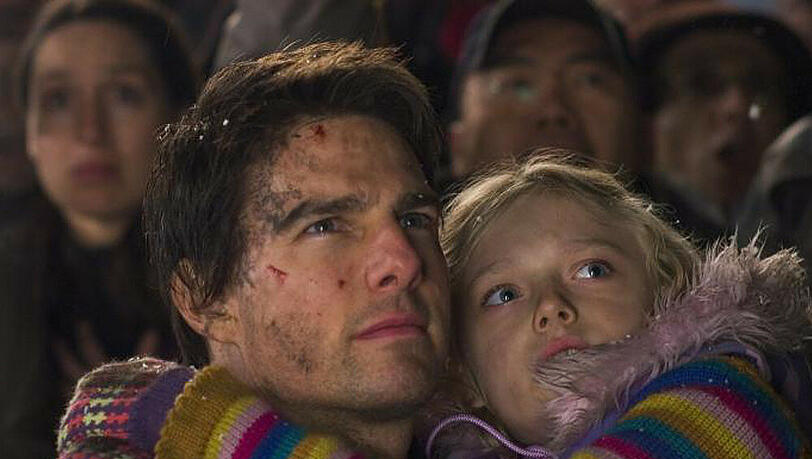 Ray Ferier (Tom Cruise, l.) versucht seine beiden Kinder (Dakota Fanning, r.) und Robbie vor Außerirdischen zu beschützen Ray Ferier (Tom Cruise, l.) versucht seine beiden Kinder (Dakota Fanning, r.) und Robbie vor Außerirdischen zu beschützen