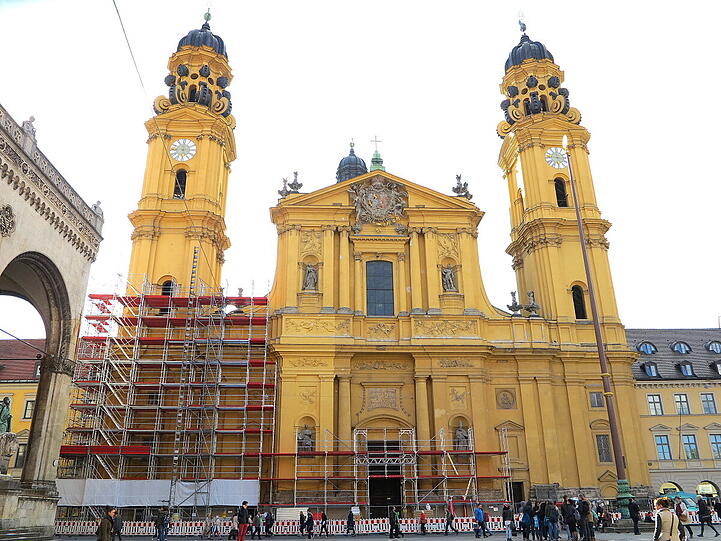 Ein Baugerüst an der Theatinerkirchee am Odeonsplatz. Über ein Gerüst konnte sich der Einbrecher Zugang zum Bürogebäude verschaffen. (Archivbild)
