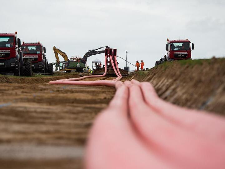 Mit einem Mehrfachpflug zur Verlegung von Drehstromerdkabeln werden im niedersächsischen Burgdorf Leerrohre für die Kabel verlegt.