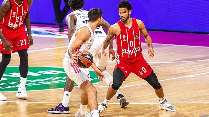 Die Basketballer des FC Bayern München  kassieren in der Euroleague  gegen Real Madrid eine Heimpleite.