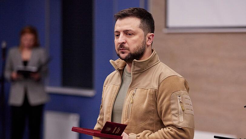 Der ukraininsche Wolodymyr Selenskyj verleiht Medaillen an medizinisches Personal in Kiew.