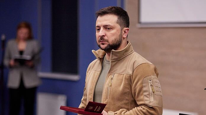 Der ukraininsche Wolodymyr Selenskyj verleiht Medaillen an medizinisches Personal in Kiew.