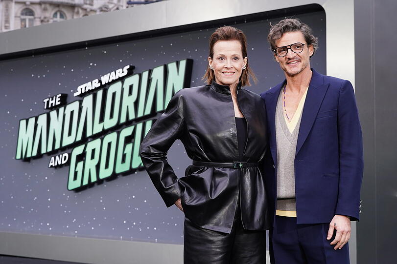 Sigourney Weaver und Pedro Pascal posieren bei der Ankunft zu einem „Star Wars: The Mandalorian and Grogu UK Fan-Event“ im Cineworld Leicester Square im Zentrum Londons. Sigourney Weaver und Pedro Pascal posieren bei der Ankunft zu einem „Star Wars: The Mandalorian and Grogu UK Fan-Event“ im Cineworld Leicester Square im Zentrum Londons.