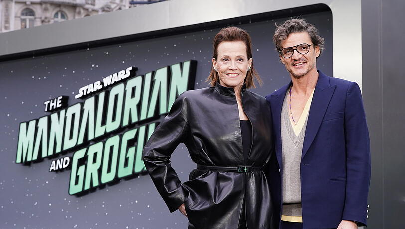 Sigourney Weaver und Pedro Pascal posieren bei der Ankunft zu einem „Star Wars: The Mandalorian and Grogu UK Fan-Event“ im Cineworld Leicester Square im Zentrum Londons. Sigourney Weaver und Pedro Pascal posieren bei der Ankunft zu einem „Star Wars: The Mandalorian and Grogu UK Fan-Event“ im Cineworld Leicester Square im Zentrum Londons.