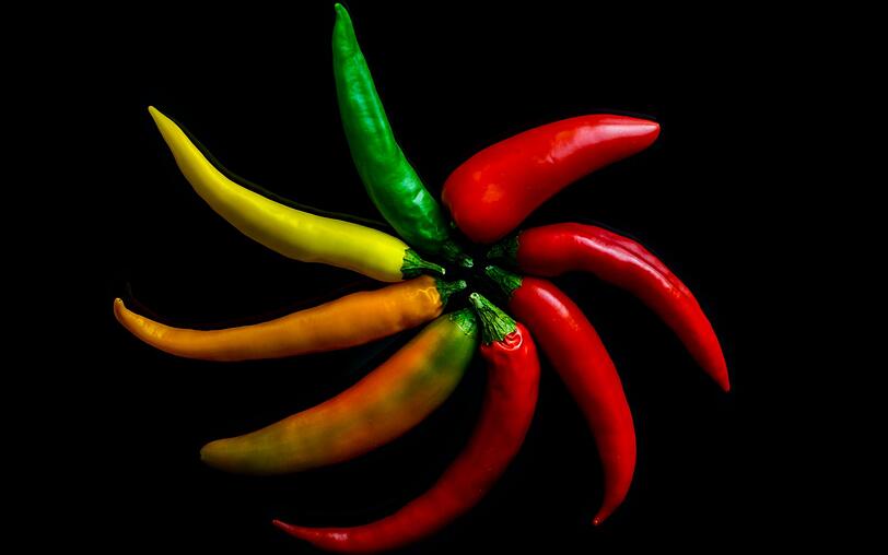 Wenn Sie besonders mutig sind, können Sie auch einfach in eine Peperoni oder Chili beißen, um Ihre Müdigkeit zu besiegen. Der Inhaltsstoff Capsaicin ist nicht nur für die Schärfe verantwortlich, er kurbelt auch binnen kürzester Zeit Ihren Kreislauf und Ihren Stoffwechsel an. Wenn Sie besonders mutig sind, können Sie auch einfach in eine Peperoni oder Chili beißen, um Ihre Müdigkeit zu besiegen. Der Inhaltsstoff Capsaicin ist nicht nur für die Schärfe verantwortlich, er kurbelt auch binnen kürzester Zeit Ihren Kreislauf und Ihren Stoffwechsel an.