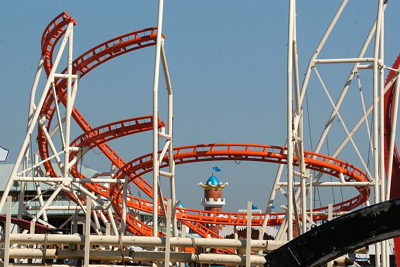 Als allererstes Fahrgeschäft wird dieses Jahr der Fünferlooping aufgebaut.