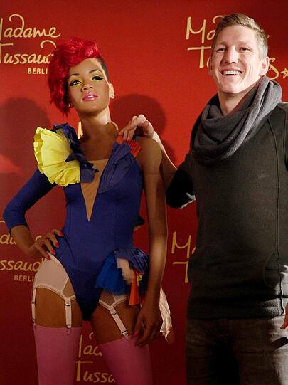 Bastian Schweinsteiger vom FC Bayern München steht am Sonntag (04.12.2011) bei einem Besuch des Hamburger Fanclubs des FC Bayern München neben einer Wachsfigur der Sängerin Rihanna in Hamburg. Schweinsteiger besuchte die Weihnachtsfeier des Fanclubs in einem Gasthaus, wo die Wachsfigur aufgestellt war.