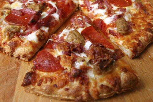 Wegen eines Metallstücks im Essen muss ein Münchner Pizzaservice einer Kundin Schadenersatz und Schmerzensgeld für eine Zahnverletzung zahlen. (Symbolbild)