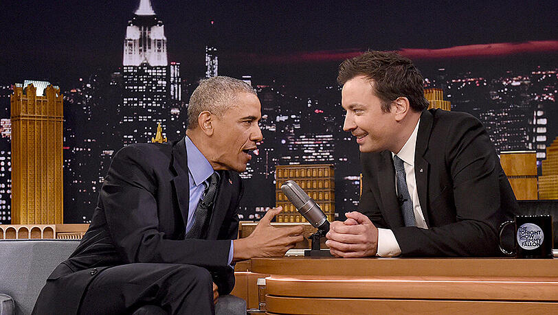 In Anspielung auf Trumps TV-Karriere sagte Obama (l) zu Moderator Jimmy Fallon: "Das hier ist ein ernsthafter Job und nicht Reality TV." In Anspielung auf Trumps TV-Karriere sagte Obama (l) zu Moderator Jimmy Fallon: "Das hier ist ein ernsthafter Job und nicht Reality TV."