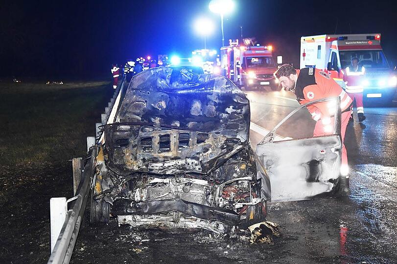 Trümmer und Autowracks auf der A95: Die Bilder vom Bergungseinsatz.