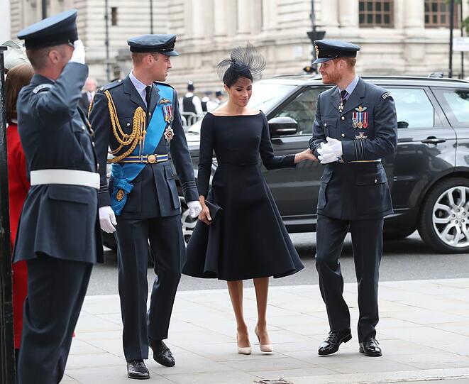Herzogin Meghan geht an der Seite von ihrem Schwager Prinz William und ihrem Mann Prinz Harry zur Feier des 100. Jahrestag der britischen Luftwaffe die Royal Airforce  (RAF). Die beiden Prinzen besuchen die Feier in der Westminster Abbey klassisch in Uniform, die Herzogin trägt ein schwarzes Kleid mit ausgestelltem Rock, dazu einen schwarzen mit Tüll verzierten Hut.