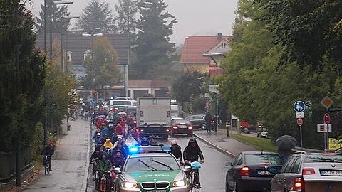 Trotz der lausigen Wetterbedingungen kamen fast 100 Demo-Radler zusammen.
