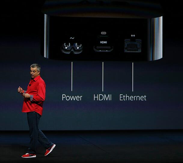 Apple will mehr Apps auf den Fernseher bringen. Zur neuen Version der Box Apple TV gibt es einen App Store, der allen Entwicklern offensteht. Auf diesem Weg sollen auch Spiele auf den Fernseher kommen, die Fernbedienung des Geräts wurde mit einem Touch-Feld und einem Gyro-Sensor wie bei Nintendos Wii-Konsole ergänzt. Das neue Apple TV lässt sich zudem über verschiedene Dienste hinweg per die Siri-Sprachsteuerung bedienen.