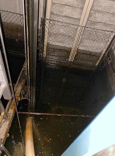Der Fahrstuhlschacht stand 1,80 Meter tief unter Wasser.