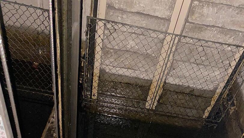 Der Fahrstuhlschacht stand 1,80 Meter tief unter Wasser. Der Fahrstuhlschacht stand 1,80 Meter tief unter Wasser.