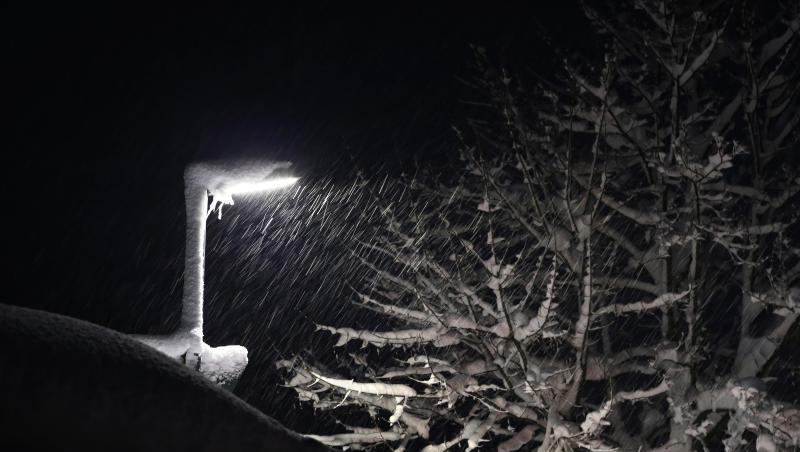 Fallender Schnee wird von einer Straßenlaterne beleuchtet. Foto: Karl-Josef Hildenbrand Fallender Schnee wird von einer Straßenlaterne beleuchtet. Foto: Karl-Josef Hildenbrand