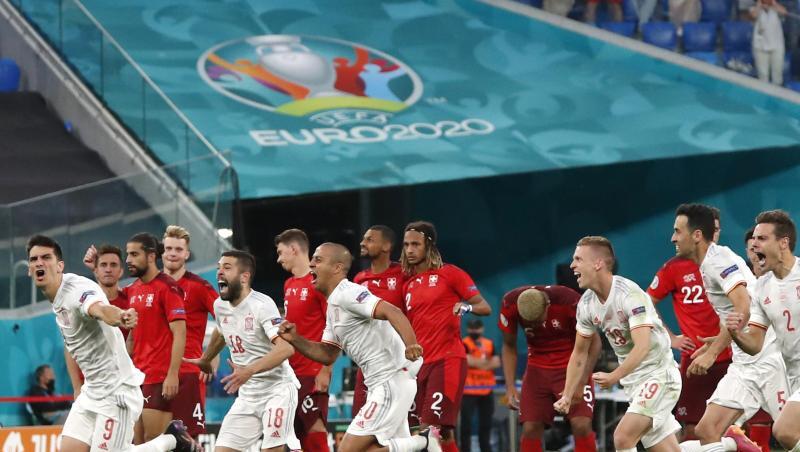 Die spanischen Spieler (vorn) starten nach dem Sieg beim Elfmeterschießen zum Jubellauf.