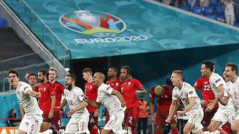 Die spanischen Spieler (vorn) starten nach dem Sieg beim Elfmeterschießen zum Jubellauf.