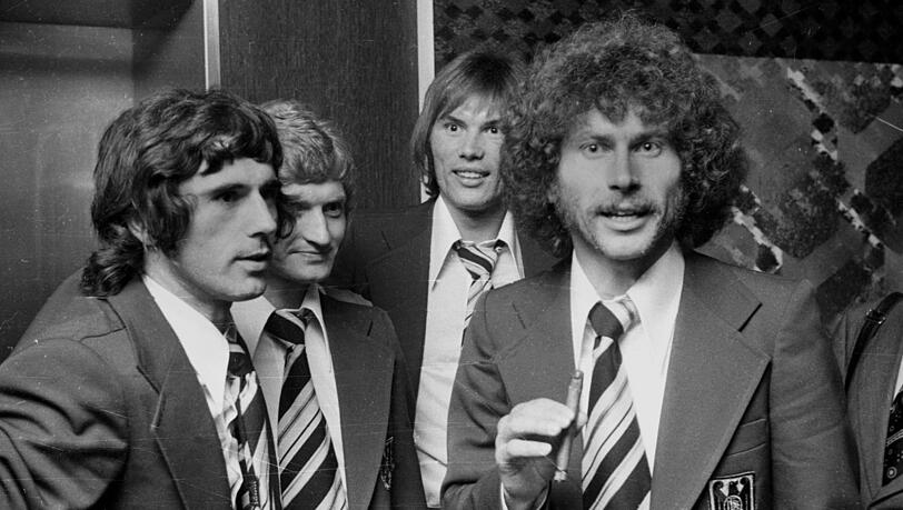 Weltmeister, aber auch Frustschieber: Müller, Herzog, Nigbur und Breitner (v.l.) beim Bankett nach dem Titelgewinn. Weltmeister, aber auch Frustschieber: Müller, Herzog, Nigbur und Breitner (v.l.) beim Bankett nach dem Titelgewinn.