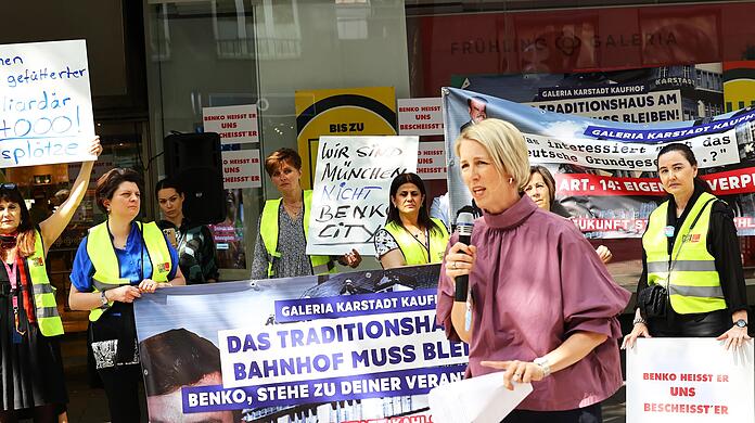 Bürgermeisterin Katrin Habenschaden (Grüne) schloss sich der Demonstration gegen die Schließung des Kaufhauses an.