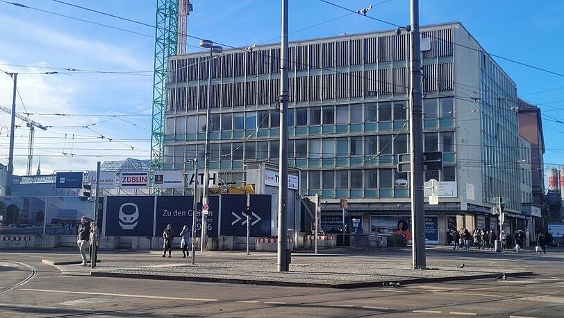 Keine Zierde: Die Baustelle des neuen Hauptbahnhofs. Keine Zierde: Die Baustelle des neuen Hauptbahnhofs.