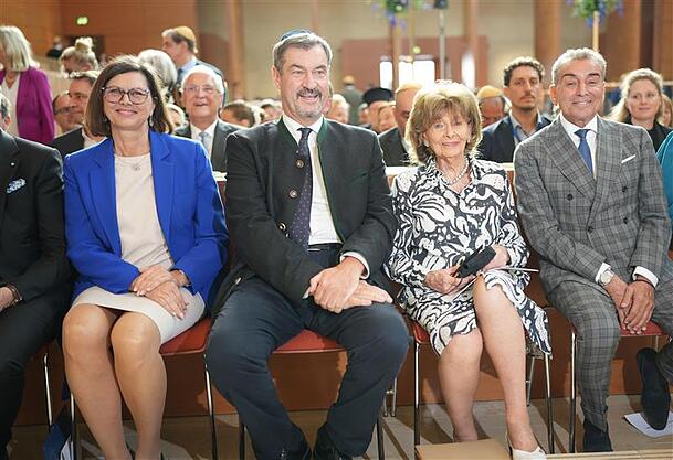 In fröhlicher Feierlaune (v. l.): Landtagspräsidentin Ilse Aigner, Ministerpräsident Markus Söder, IKG-Präsidentin Charlotte Knobloch und Publizist Michel Friedman. In fröhlicher Feierlaune (v. l.): Landtagspräsidentin Ilse Aigner, Ministerpräsident Markus Söder, IKG-Präsidentin Charlotte Knobloch und Publizist Michel Friedman.
