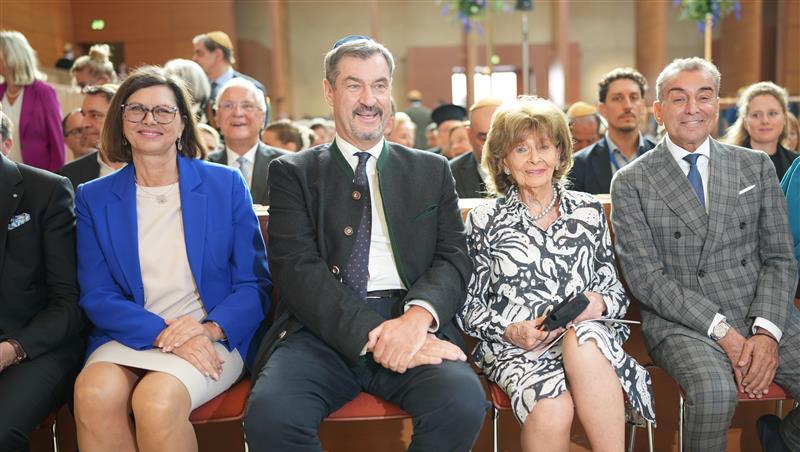 In fröhlicher Feierlaune (v. l.): Landtagspräsidentin Ilse Aigner, Ministerpräsident Markus Söder, IKG-Präsidentin Charlotte Knobloch und Publizist Michel Friedman. In fröhlicher Feierlaune (v. l.): Landtagspräsidentin Ilse Aigner, Ministerpräsident Markus Söder, IKG-Präsidentin Charlotte Knobloch und Publizist Michel Friedman.