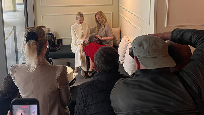 Der Andrang beim München-Besuch von US-Schauspielerin Kelly Rutherford war riesig. Zahlreiche Fans wollten ein gemeinsames Foto mit dem TV-Star. Der Andrang beim München-Besuch von US-Schauspielerin Kelly Rutherford war riesig. Zahlreiche Fans wollten ein gemeinsames Foto mit dem TV-Star.