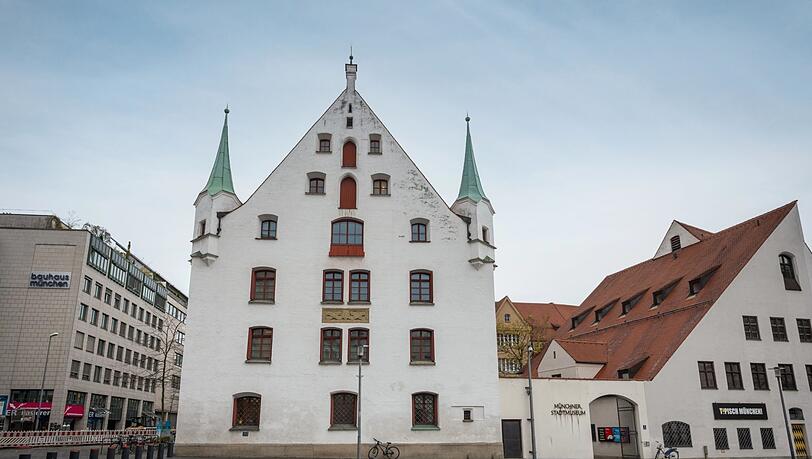 Das ehemalige st&auml;dtische Zeughaus ist der &auml;lteste Teil des Geb&auml;udes. Es entstand um 1500 und ist ein Bau der sp&auml;ten Gotik. Seit 1888 ist hier das Stadtmuseum untergebracht.