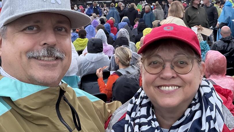 Frank und Brigitte Ebeling vor der Open-Air-B&uuml;hne am K&ouml;nigsplatz.