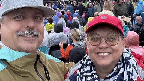 Frank und Brigitte Ebeling vor der Open-Air-B&uuml;hne am K&ouml;nigsplatz.