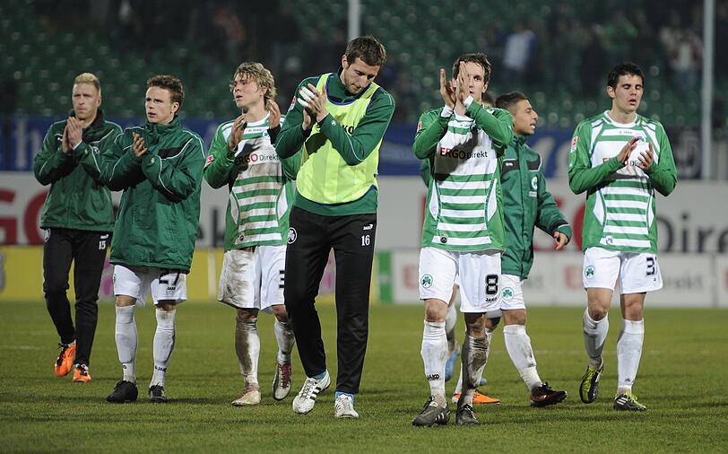Sieger sehen anders aus: Christian Rahn, Nicolai Müller, Felix Klaus, Jasmin Fejzic, Stephan Fürstner, Burak Kaplan und Danijel Aleksic (v. l.) bedanken sich artig bei den Fans.