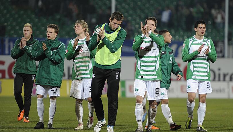 Sieger sehen anders aus: Christian Rahn, Nicolai Müller, Felix Klaus, Jasmin Fejzic, Stephan Fürstner, Burak Kaplan und Danijel Aleksic (v. l.) bedanken sich artig bei den Fans. Sieger sehen anders aus: Christian Rahn, Nicolai Müller, Felix Klaus, Jasmin Fejzic, Stephan Fürstner, Burak Kaplan und Danijel Aleksic (v. l.) bedanken sich artig bei den Fans.