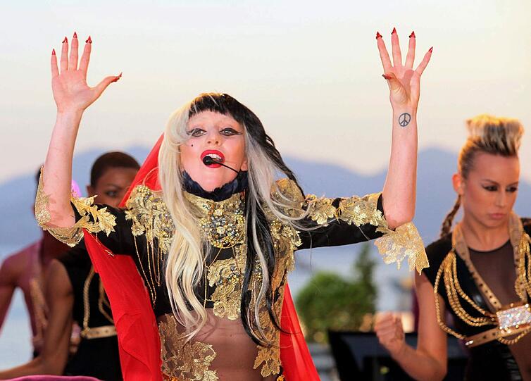 Lady Gaga im gewohnt schrägen Kostüm.