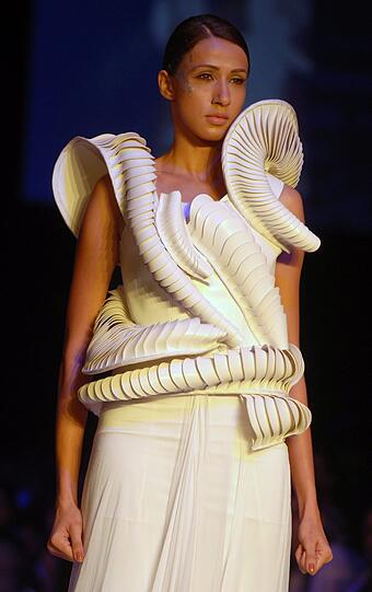 Fashion Week in der indischen Hafenmetropole Mumbai: Manche Kreationen sehen aus, als kämen sie von einem anderen Planeten. Der Stil bewegt sich in gewagter Weise zwischen Lady Gaga, Star Wars und Minnie Maus.